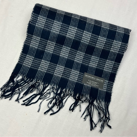 Geoffrey Beene 64”x11”  Scarf Navy Plaid Fringed Classic Pre-Owned - Picture 2 of 4